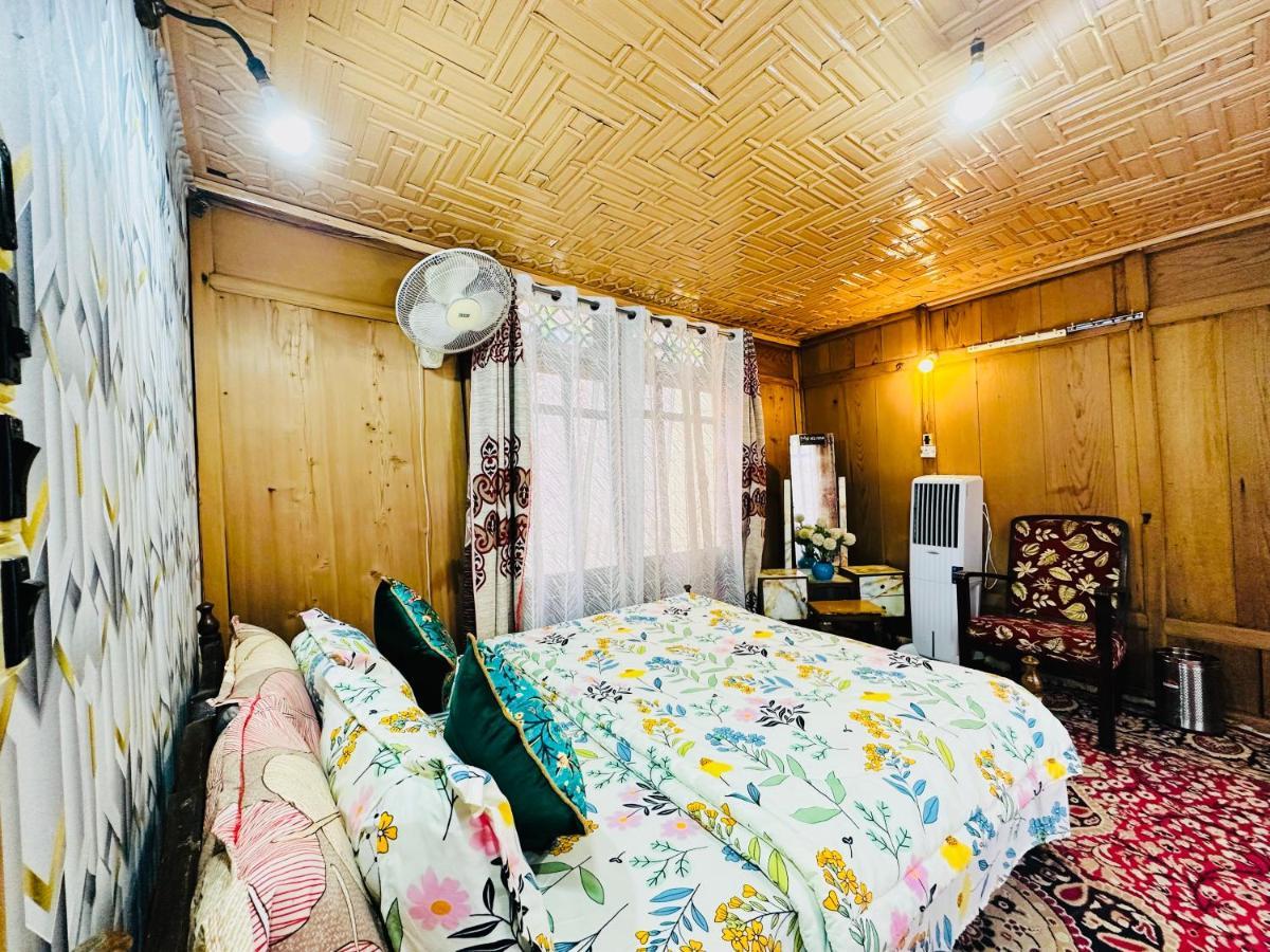 Houseboat New Retreat Group Bed & Breakfast Srinagar  Exterior photo