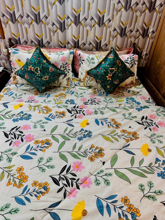 Houseboat New Retreat Group Bed & Breakfast Srinagar  Exterior photo