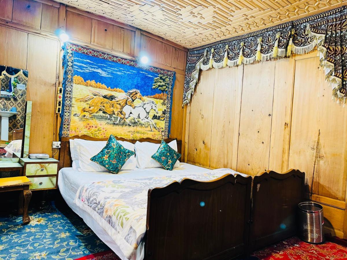 Houseboat New Retreat Group Bed & Breakfast Srinagar  Exterior photo