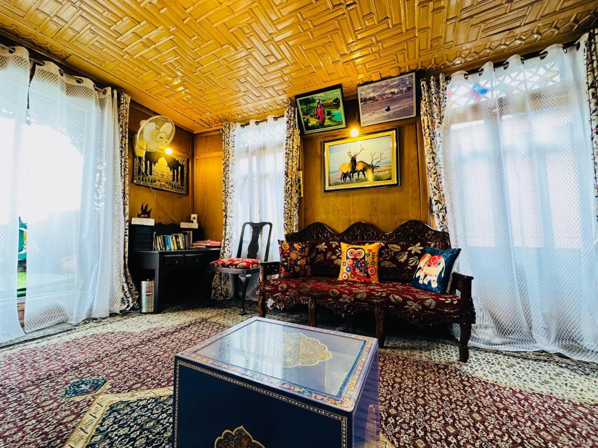 Houseboat New Retreat Group Bed & Breakfast Srinagar  Exterior photo