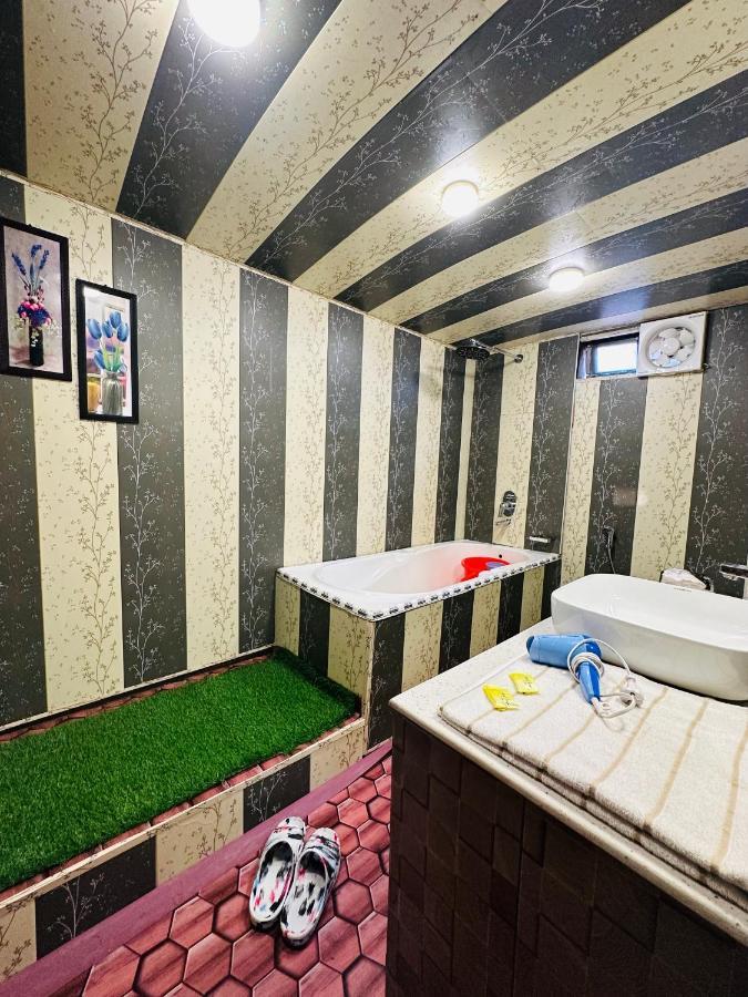 Houseboat New Retreat Group Bed & Breakfast Srinagar  Exterior photo